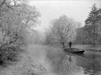 821035 Gezicht op de Stadsbuitengracht te Utrecht, vanaf het Hieronymusplantsoen, tijdens winterse omstandigheden ...